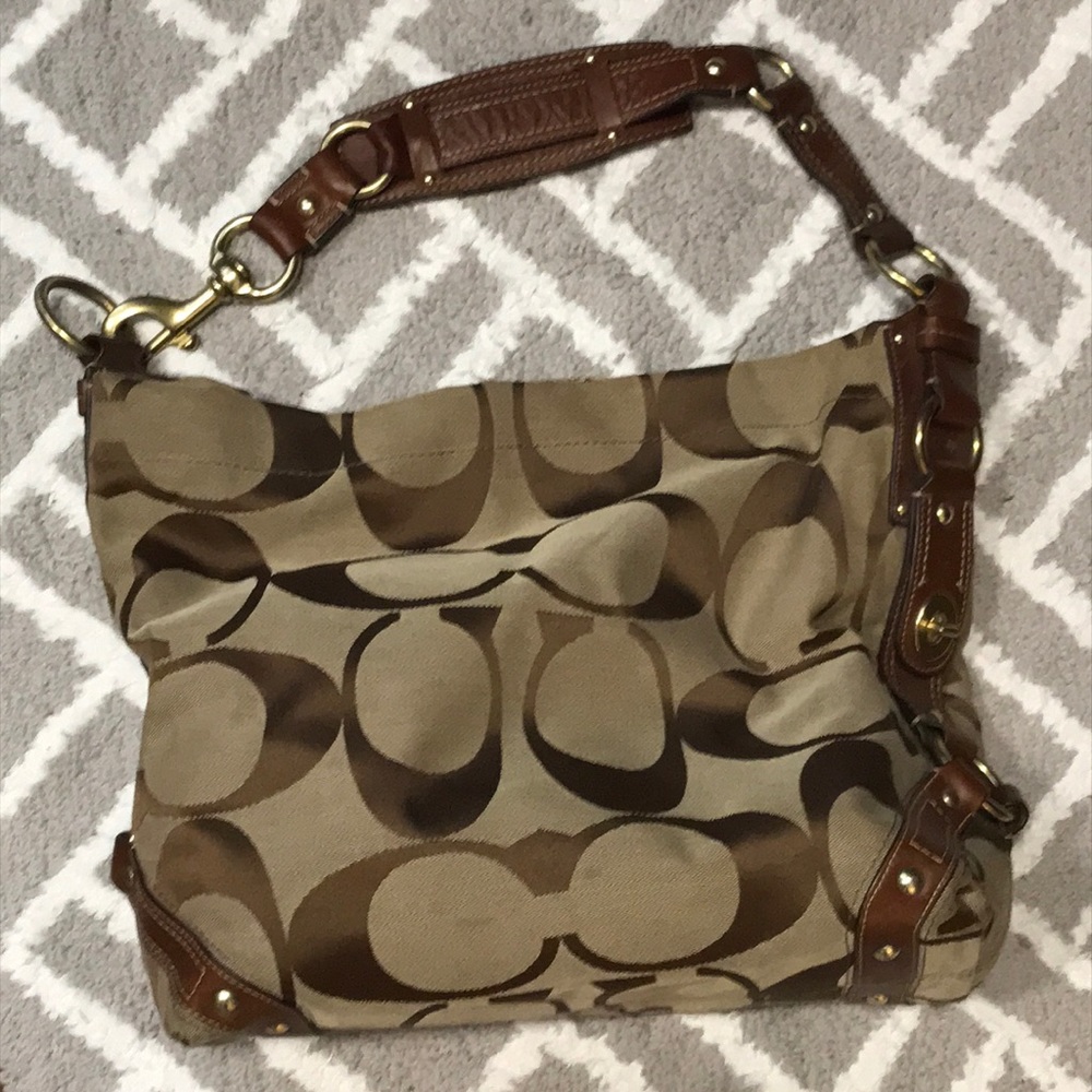 COACH shoulder bag inside clean no odor leather still looks good